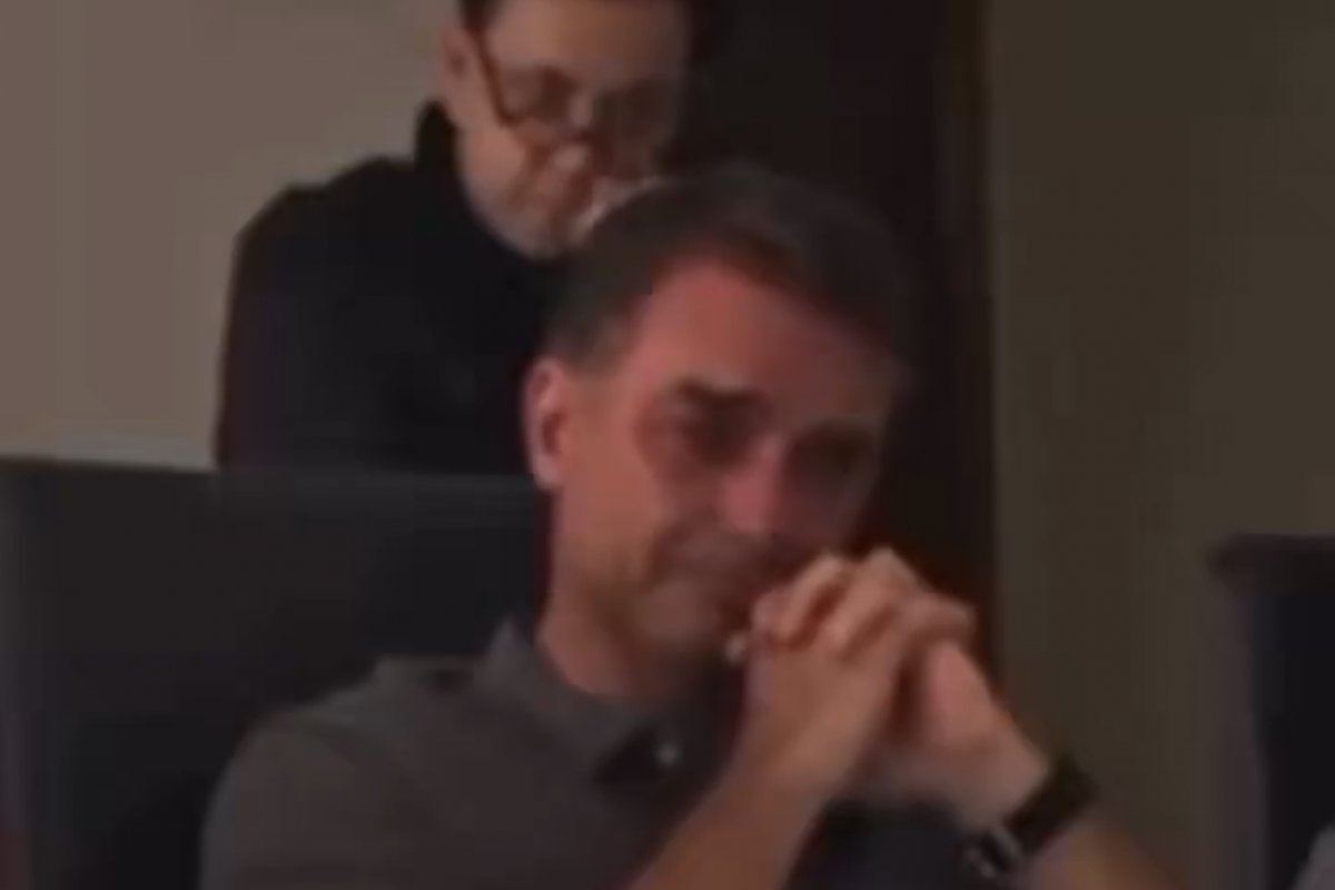 Vídeo: Flávio Bolsonaro chora em festa frustrada, e churrasco da vitória vira oração