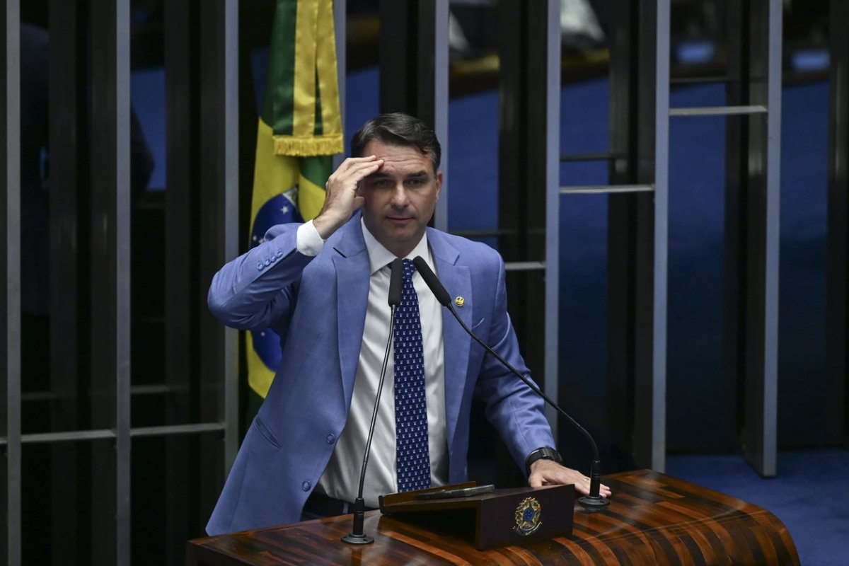 Flávio Bolsonaro ficará sem cargo público pela 1ª vez em 24 anos
