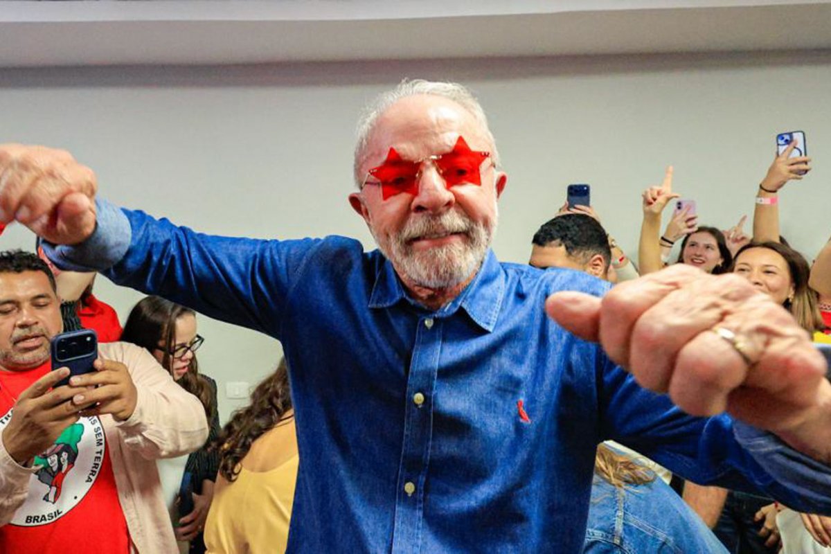 Virada de Lula sobre Flávio Bolsonaro vira meme nas redes sociais