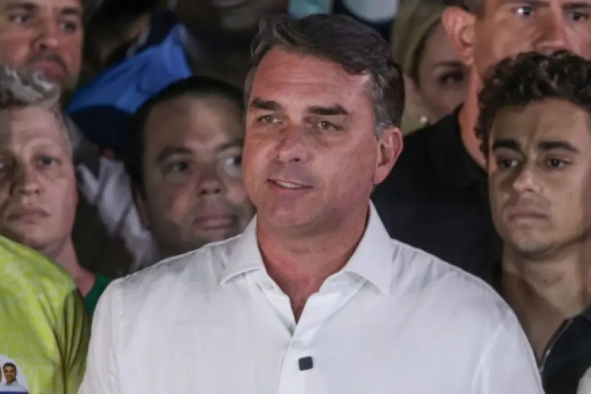 TSE desmente declaração de Flávio Bolsonaro de que fiscais do PL teriam sido expulsos de sala-cofre