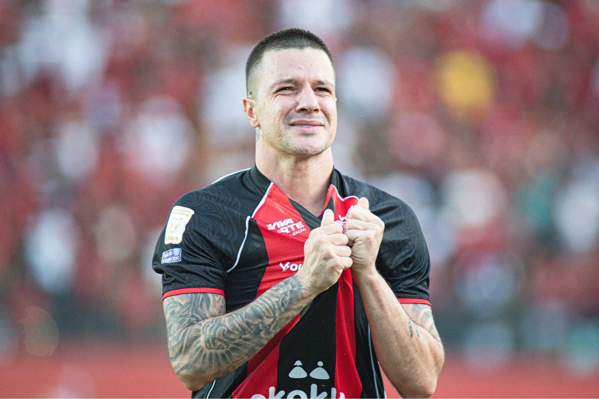 Renato Kayzer encerra jejum no Vitória e ganha força na disputa por vaga no ataque
