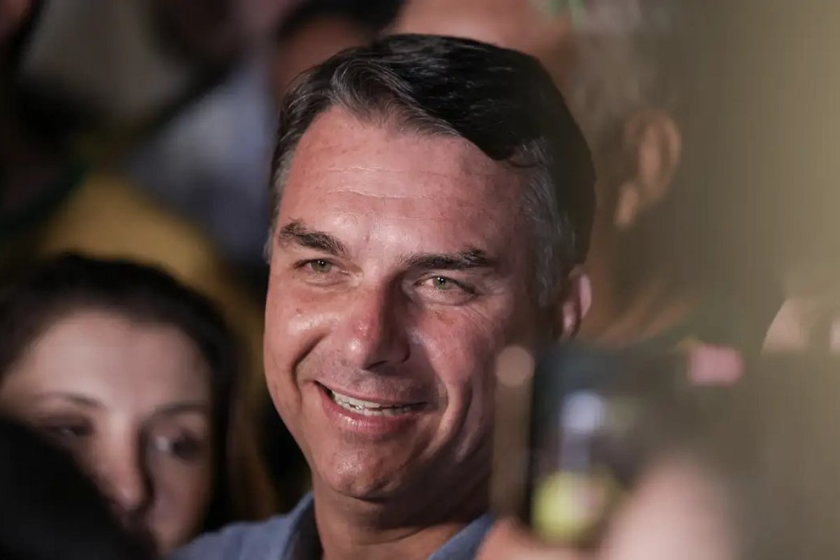 Um dia após derrota nas urnas, Flávio é intimado a entregar passaportes e fica proibido de sair do Brasil