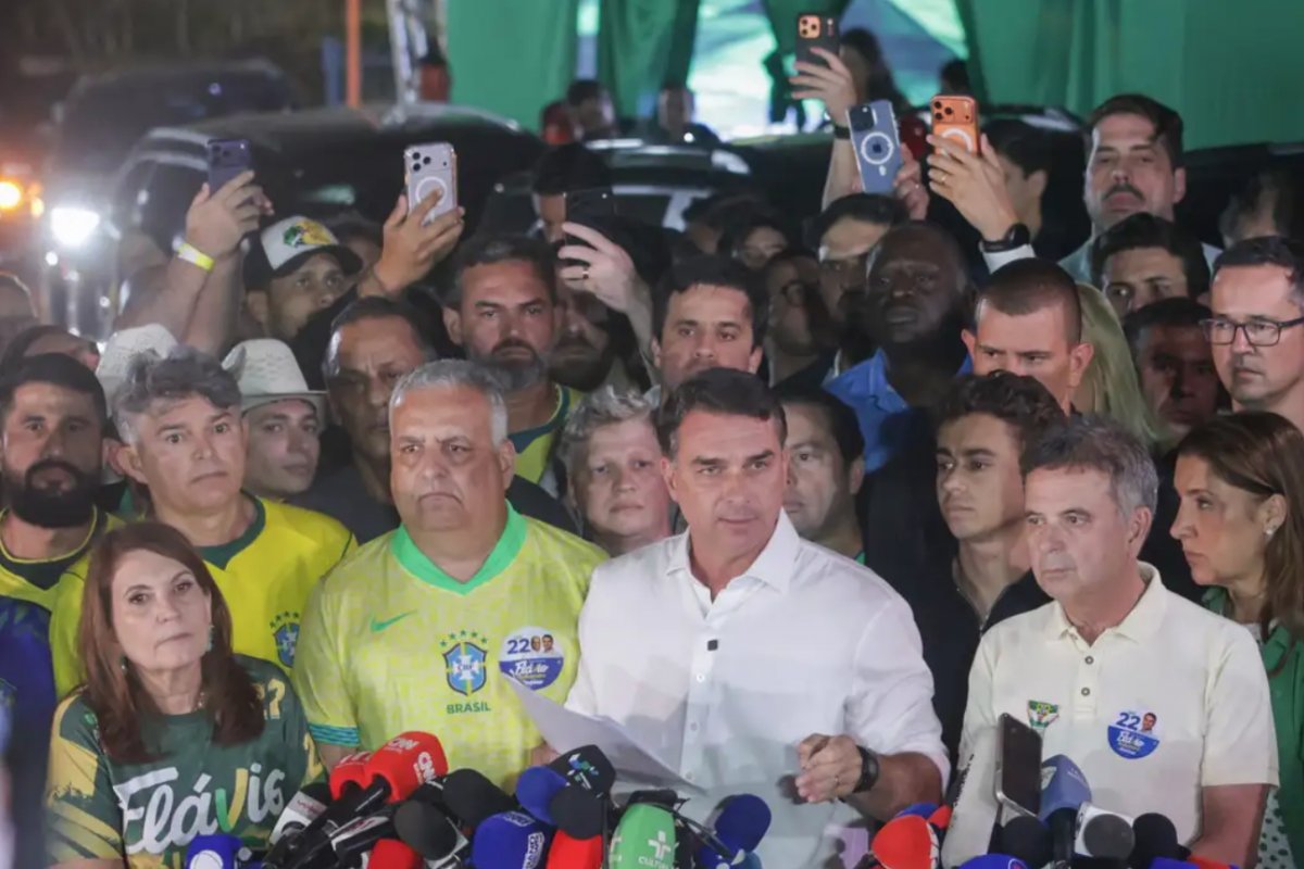 Vídeo: Flávio Bolsonaro anuncia novo pedido de cassação da chapa de Lula e questiona resultado da eleição