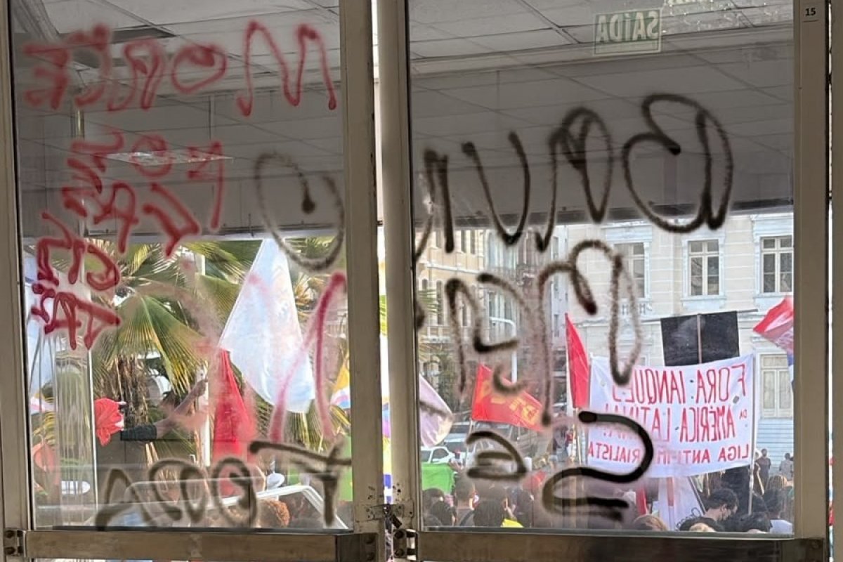 VÍDEO: Prefeitura suspende expediente e acusa manifestantes de vandalismo em ato por impeachment de Bruno Reis