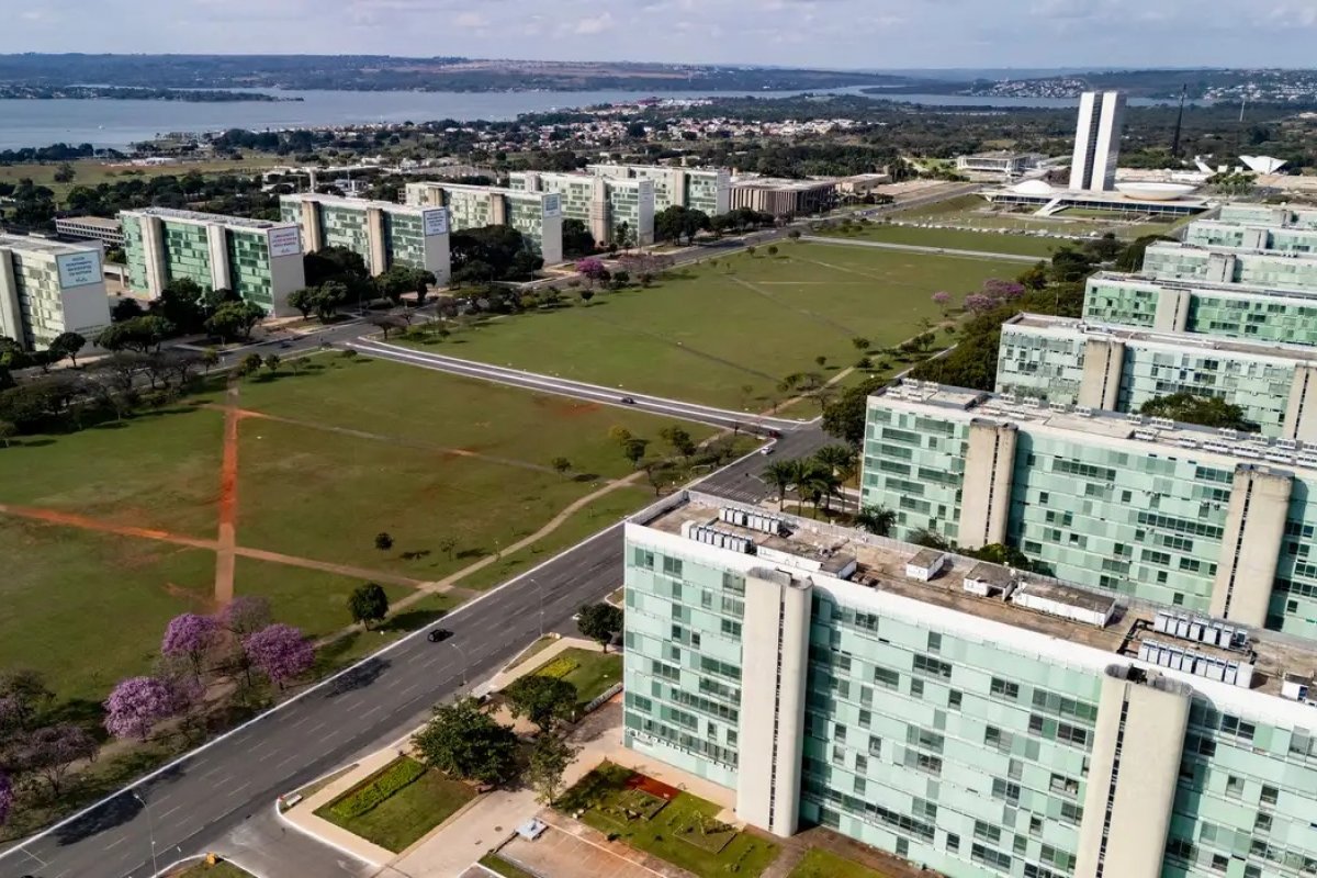 Ponto facultativo do Dia do Servidor Público é transferido para sexta-feira e garante feriadão de quatro dias
