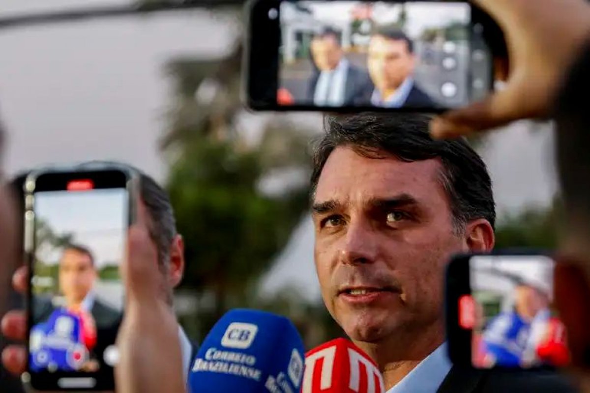 Flávio Bolsonaro volta atrás e reconhece vitória de Lula 