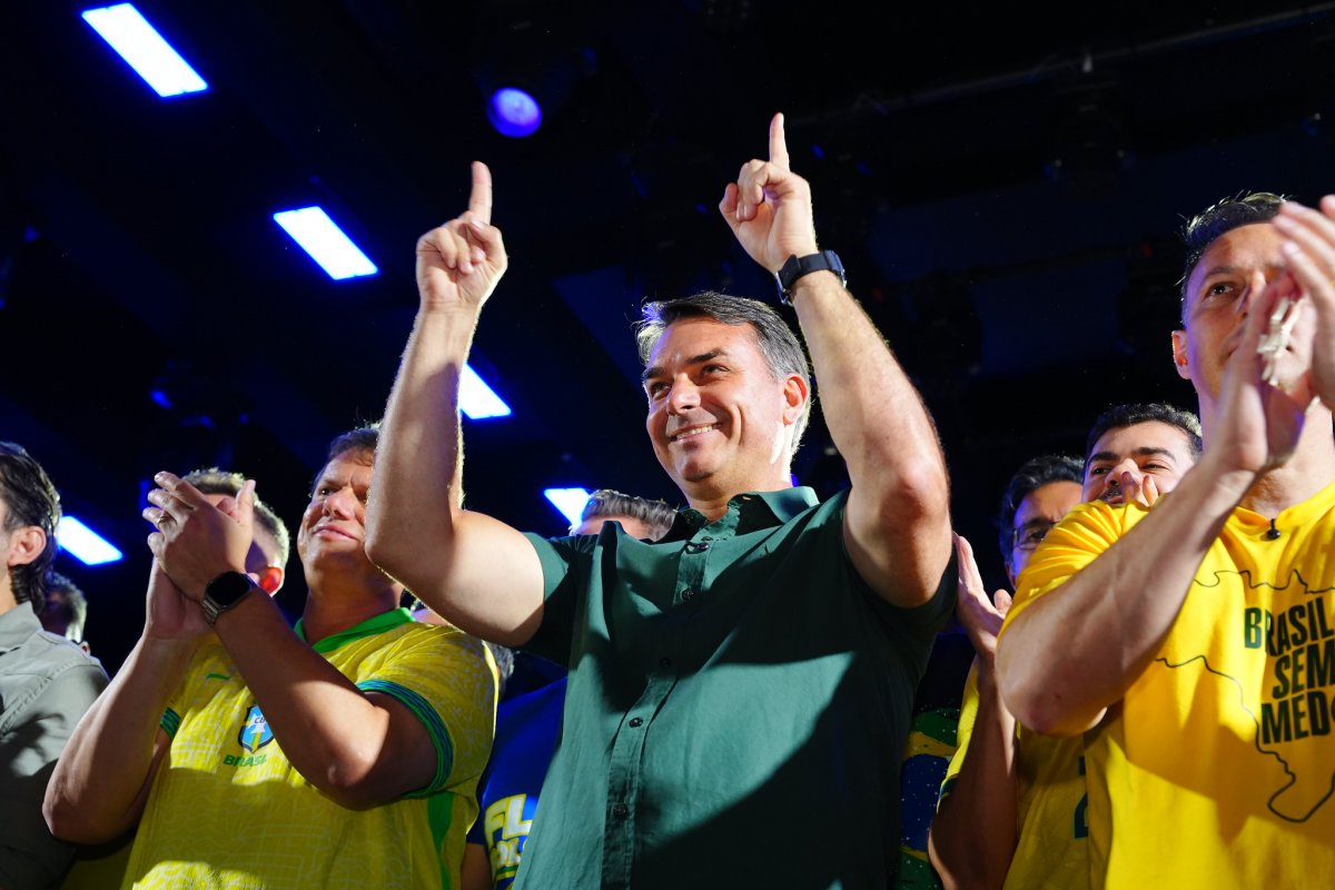 PF pediu apreensão de passaporte de Flávio Bolsonaro 7 minutos após derrota nas urnas