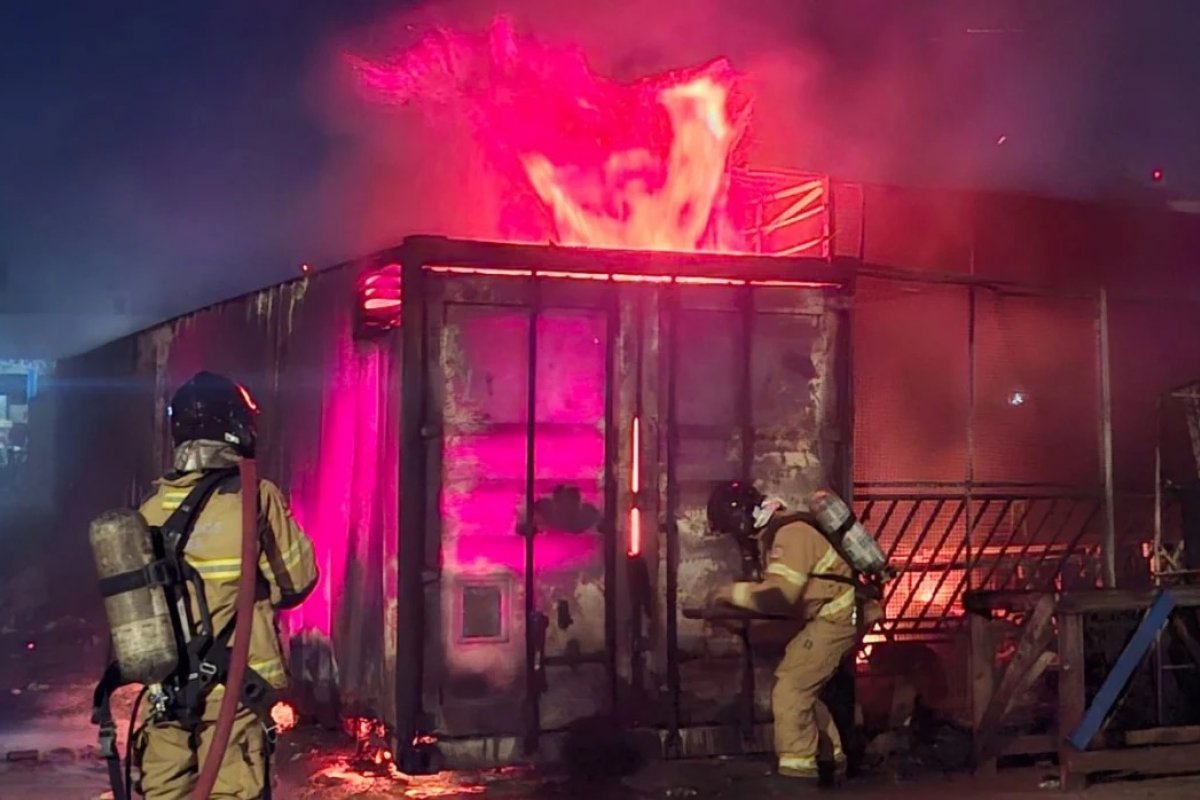 Incêndio destrói mercadorias e causa prejuízo de R$ 100 mil em Feira de Santana