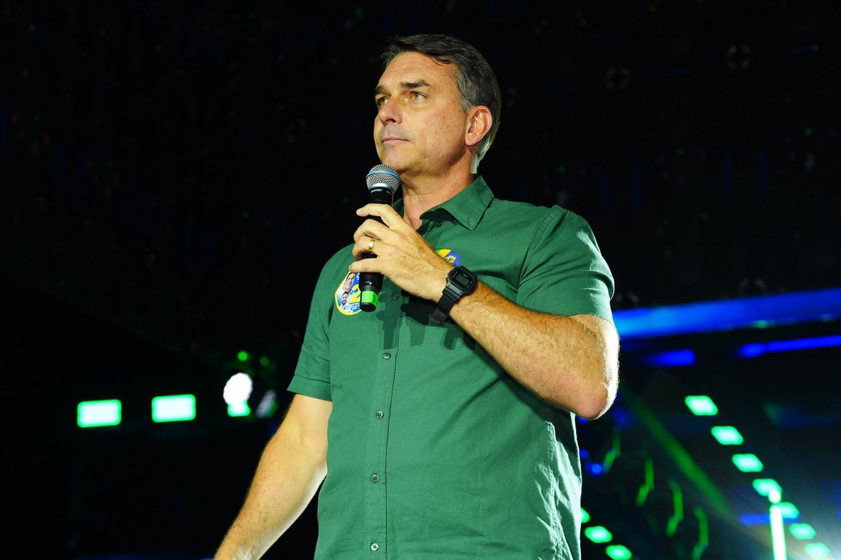 Vídeo: Deputado confirma que Flávio pedirá 'exílio' nos EUA: 'Seguirá sendo nosso líder'