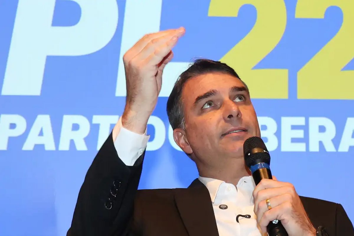 Flávio Bolsonaro chegou aos EUA 'em segurança', segundo aliado de Trump