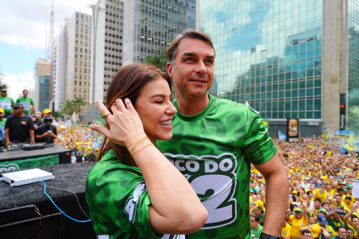 EUA concederão vistos a Flávio Bolsonaro e família após saída do Brasil