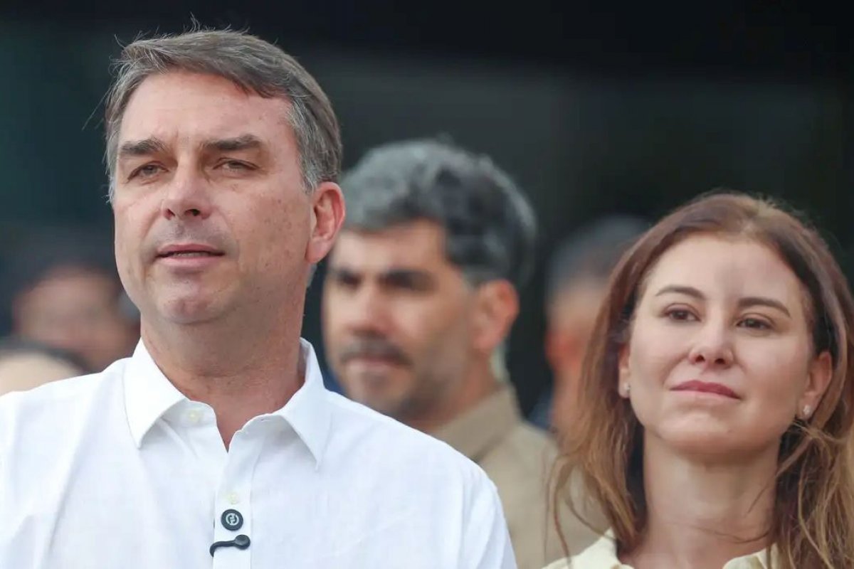 Voo em que Flávio Bolsonaro fugiu com família chegará nos EUA nesta manhã; entenda caminho feito pelo candidato derrotado