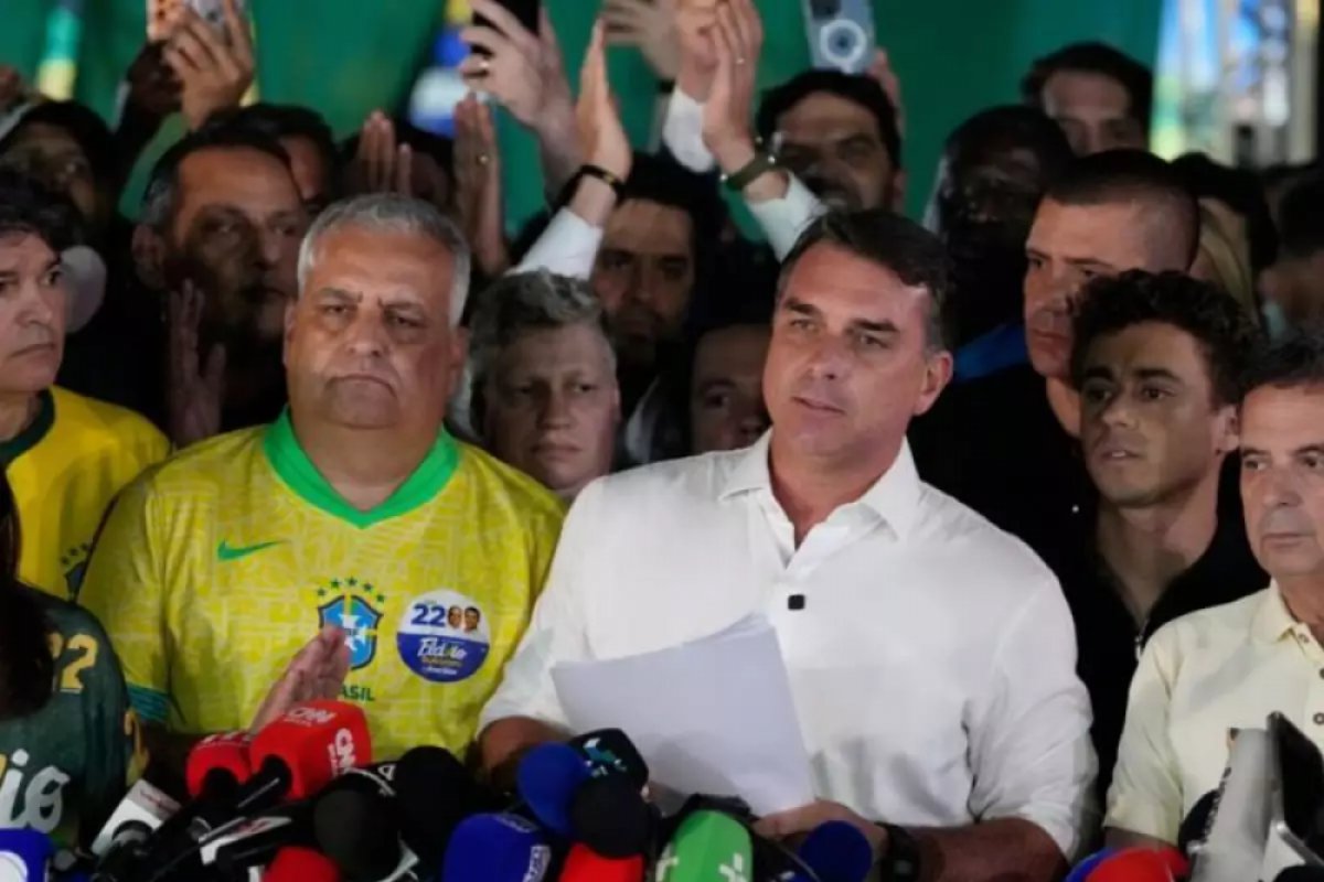 Aliados de Flávio Bolsonaro atuavam para que senador reconhecesse derrota para Lula