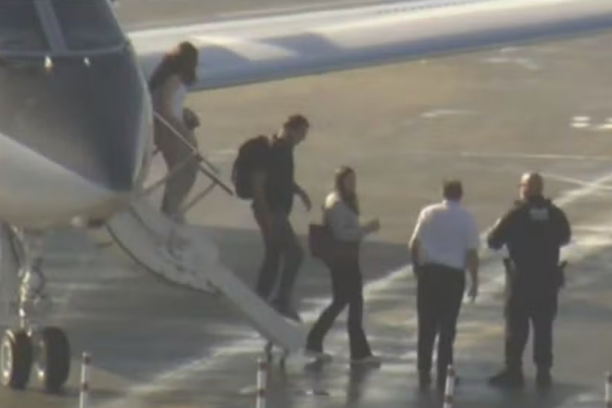 Vídeo: Flávio Bolsonaro desembarca com esposa e filhas em aeroporto nos EUA 
