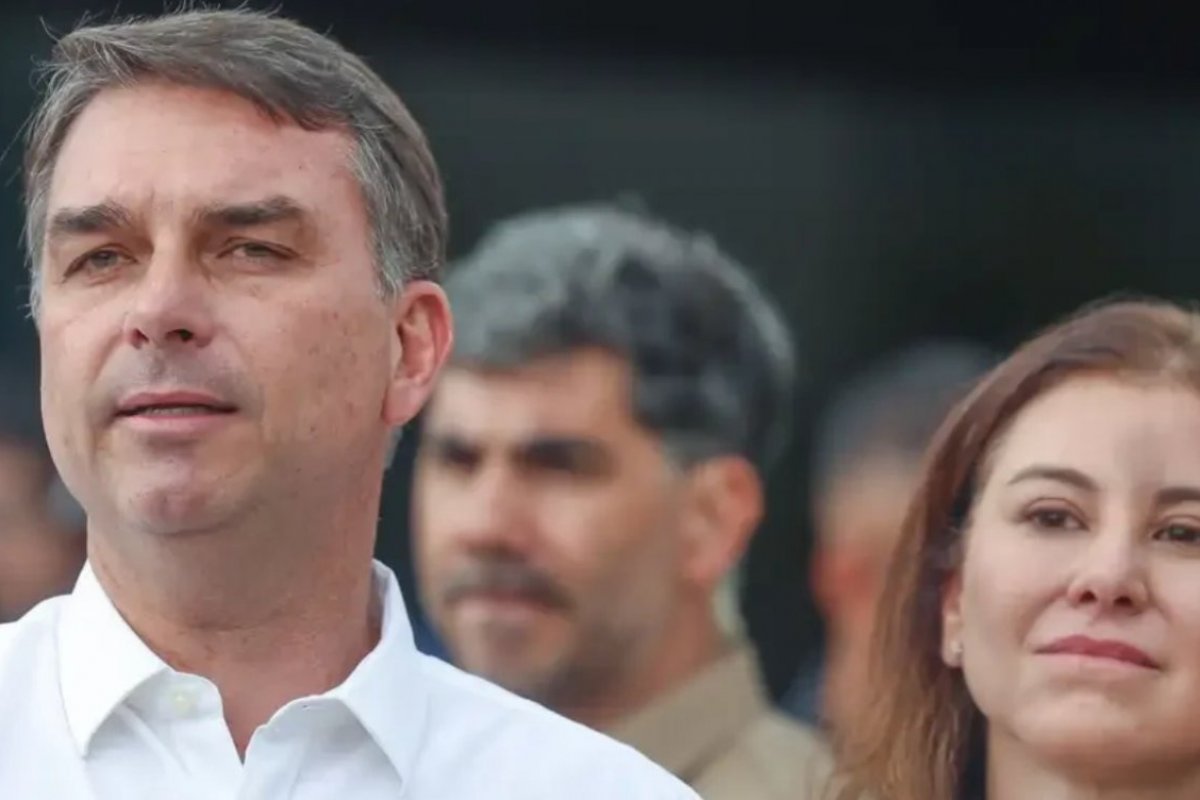 Flávio entrou nos EUA com autorização "humanitária" de 1 ano de permanência, diz coluna