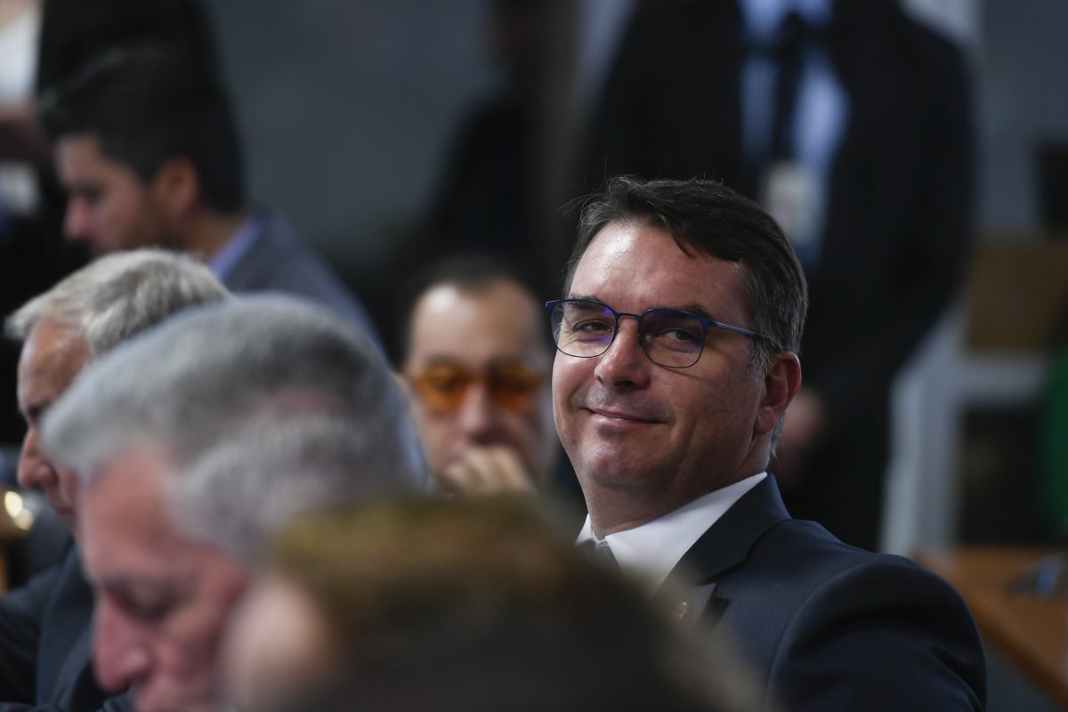 Imunidade parlamentar dificulta prisão preventiva de Flávio Bolsonaro após ida aos EUA
