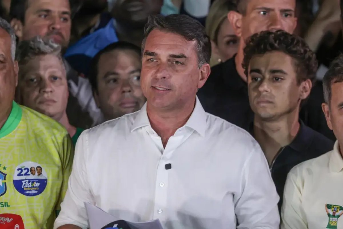 Flávio Bolsonaro publica carta e se apresenta como "verdadeiro presidente eleito do Brasil"