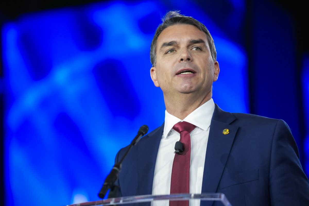 Flávio Bolsonaro se diz “verdadeiro presidente eleito” do Brasil e agradece a Trump por fuga