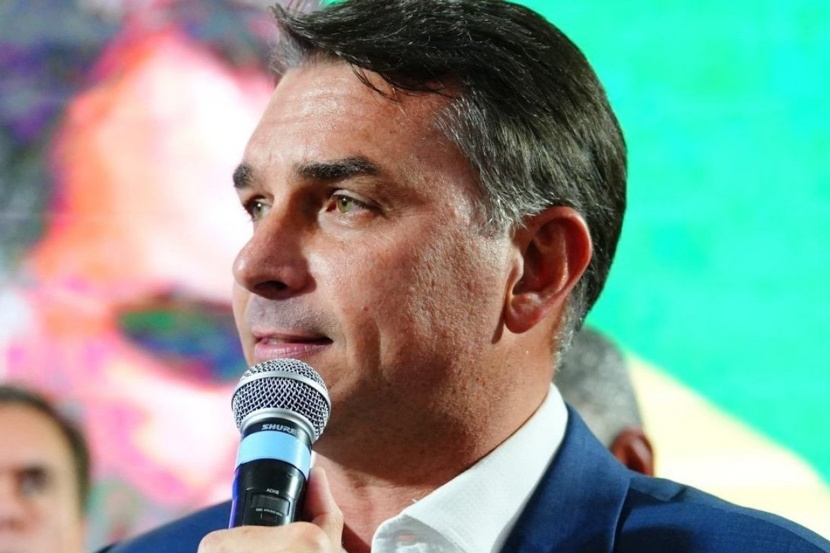 Flávio Bolsonaro altera carta e recua da autoproclamação como presidente eleito: "Líder do Brasil"