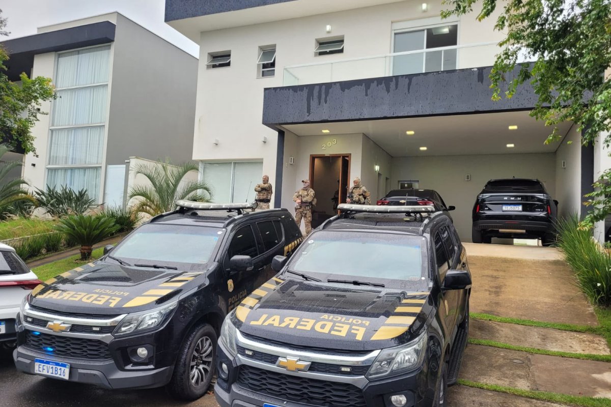 PF bloqueia até R$ 10 milhões e suspende atividades de 13 empresas em operação contra tráfico de drogas e armas