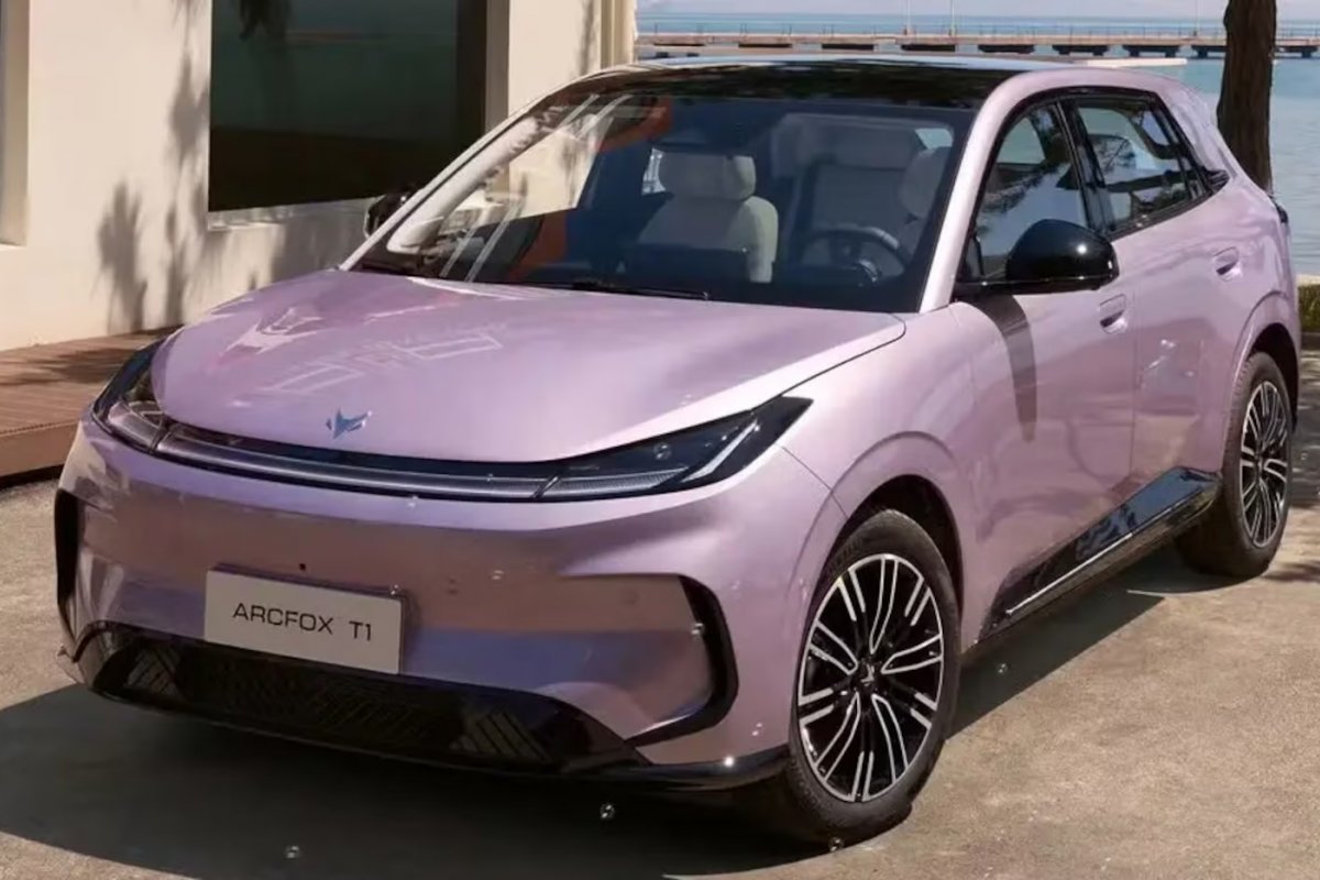 BAIC inicia vendas do Arcfox T1 elétrico a partir de R$ 129,9 mil 