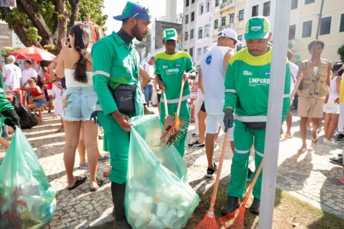 Após nova rodada de negociação sem acordo, trabalhadores da limpeza urbana de Salvador mantêm estado de greve