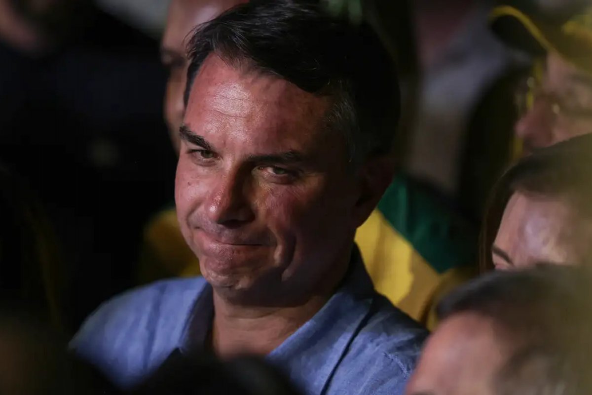 Aliados de Flávio Bolsonaro avaliam que senador 'perdeu as credenciais' para liderar oposição a Lula