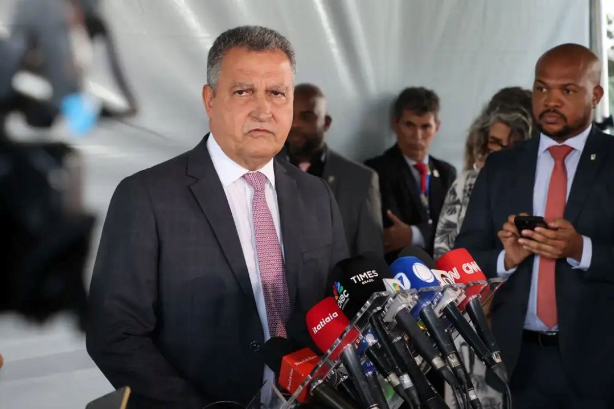 Rui Costa critica articulação para reeleição de Alcolumbre que envolve anistia ou indulto a Jair Bolsonaro  