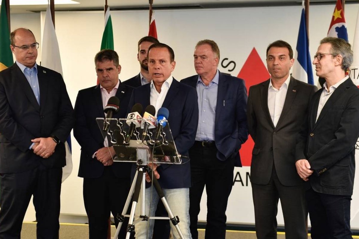 Governadores cobram Bolsonaro sobre distribuição de recursos 