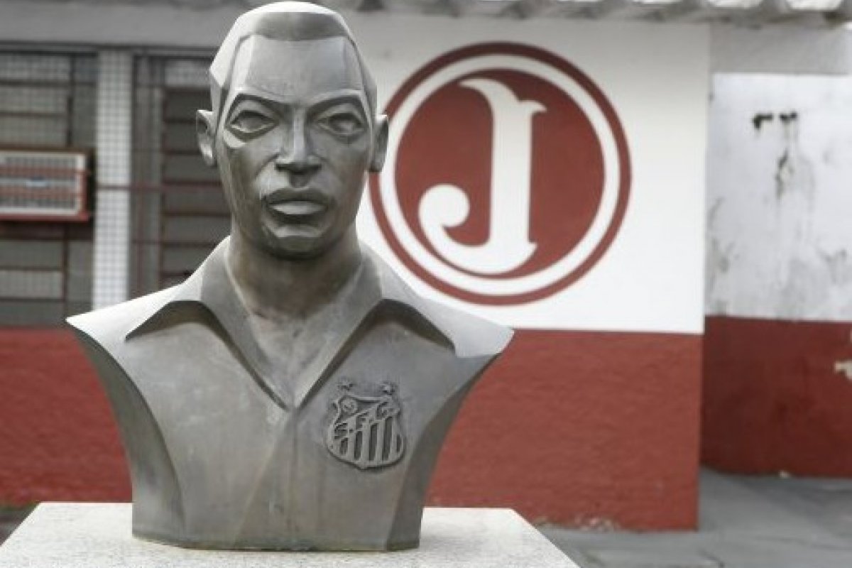 Juventus retira busto de Pelé de estádio da Rua Javari; a estátua foi inaugurada em 2006