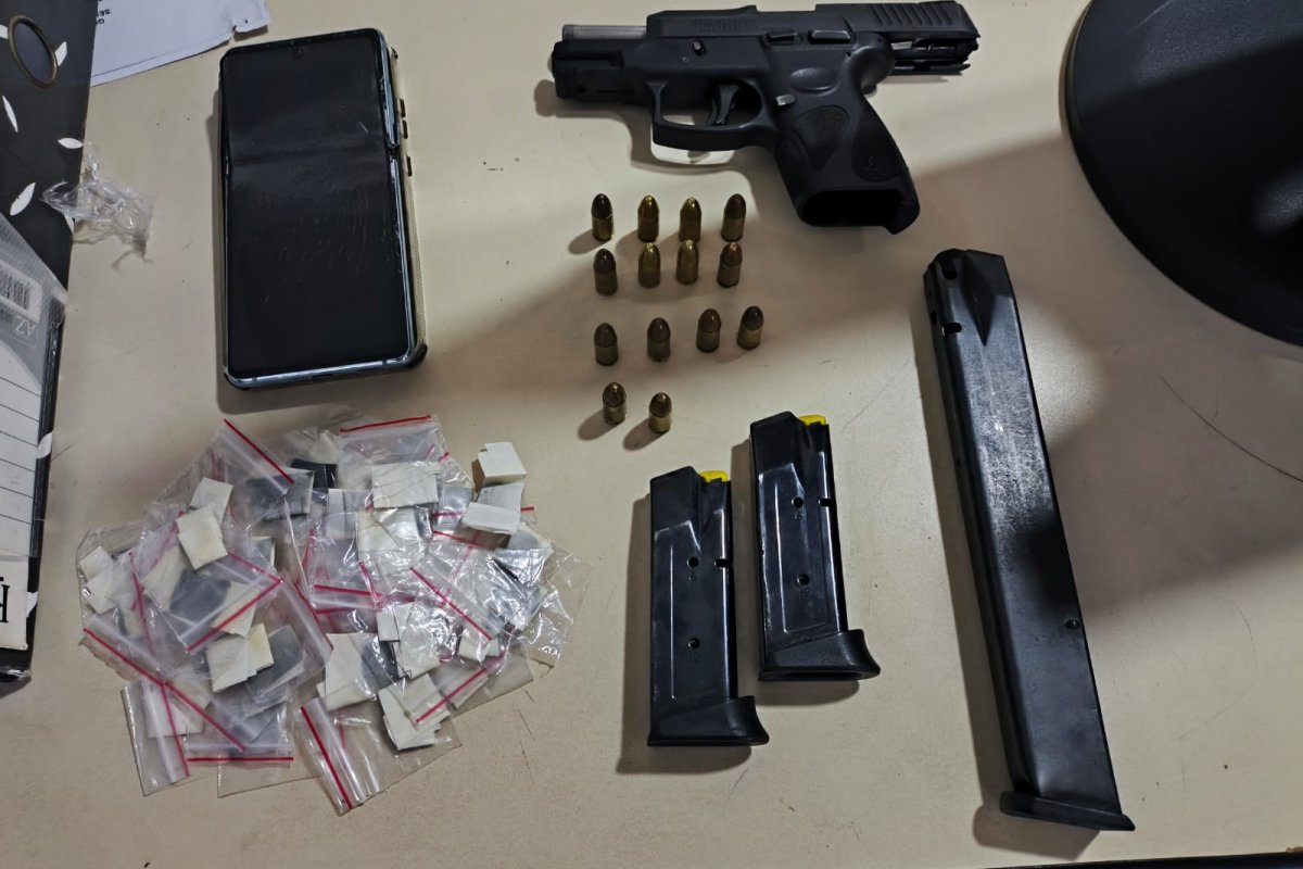 Quatro pessoas em cárcere e privado foram libertadas pela PM em Lauro de Freitas; um suspeito foi preso