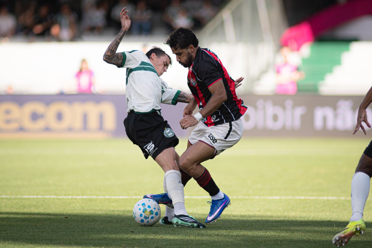 Lucas Arcanjo falha, Vitória perde para Coritiba e segue sem vencer fora de casa