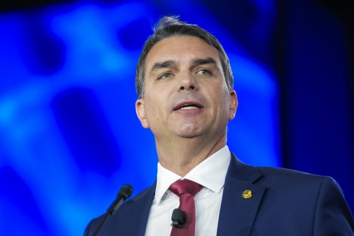 Fuga de Flávio Bolsonaro envolveu seis carros e três jatos, afirma jornal argentino