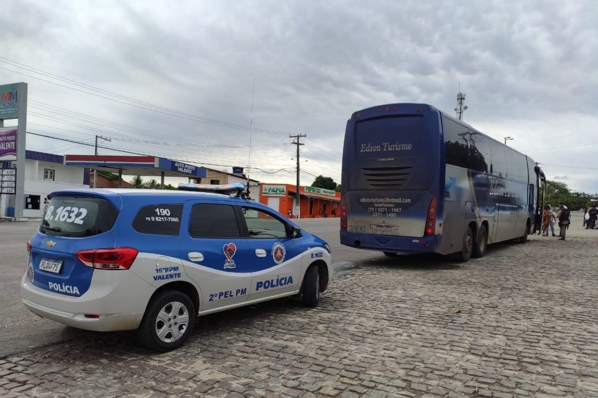 PM apreende ônibus clandestino com 32 passageiros 