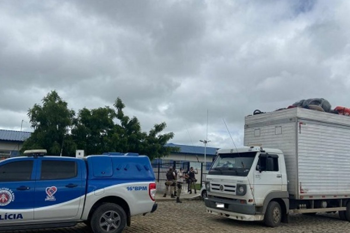 Caminhão vindo do Paraná é apreendido com 32 pessoas em Serrinha 