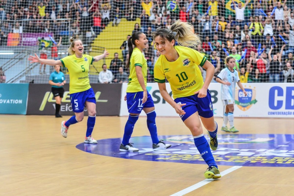 Amandinha é eleita melhor jogadora de futsal do mundo 