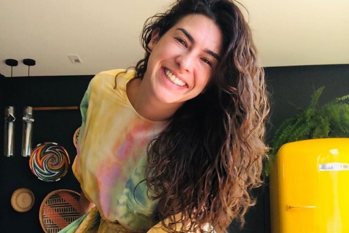 Fernanda Paes Leme  usa vestido colorido para celebrar a alta médica após ter contraído o Covid-19