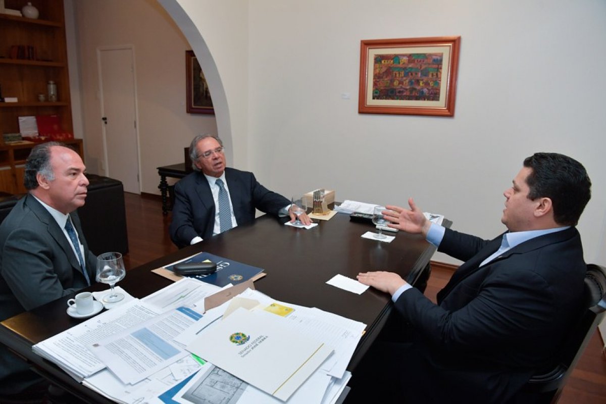 Descentralização dos recursos públicos é a prioridade de Guedes pós-previdência
