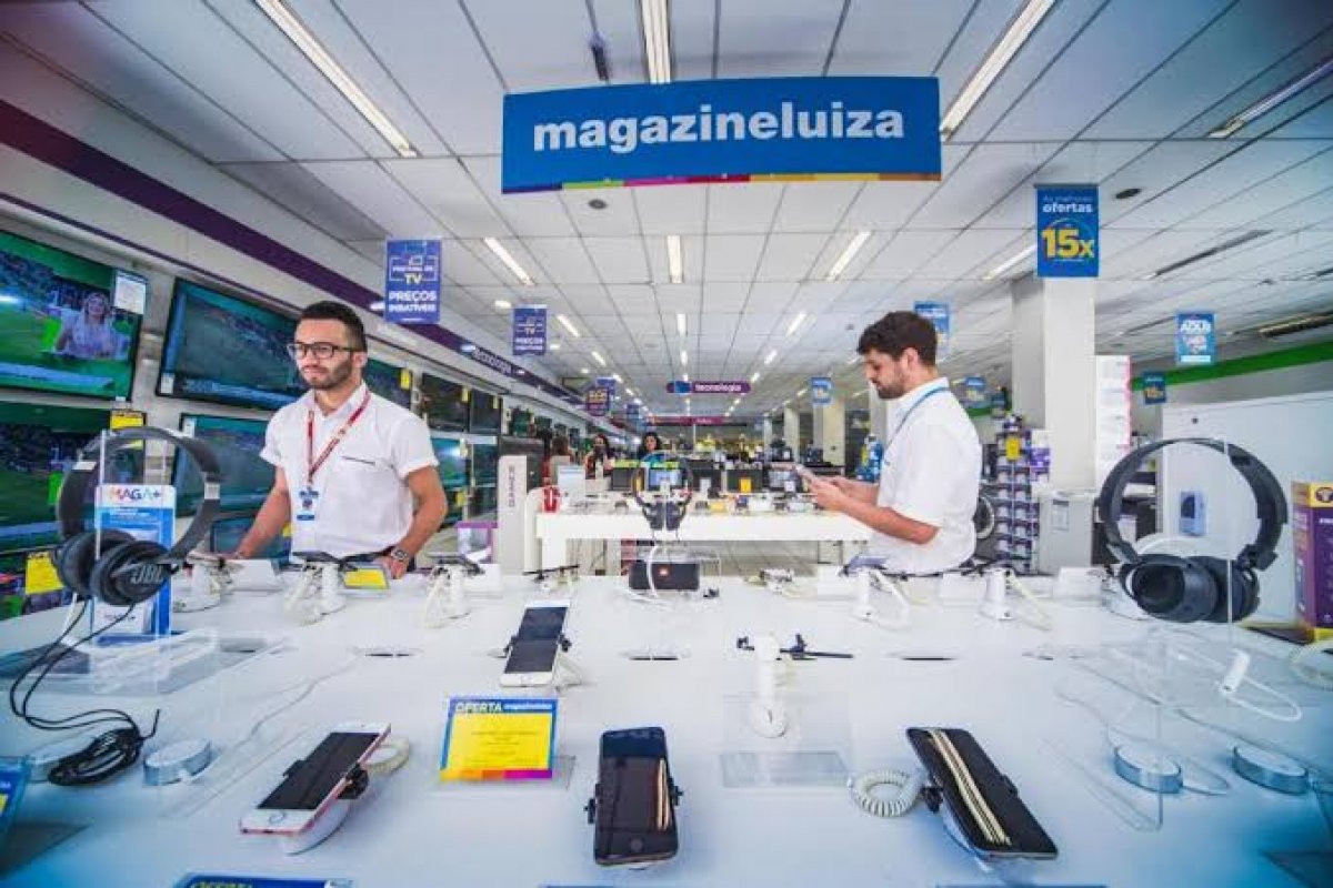 Magazine Luiza faz doação de colchões e travesseiros para moradores de rua da Bahia e do Pará