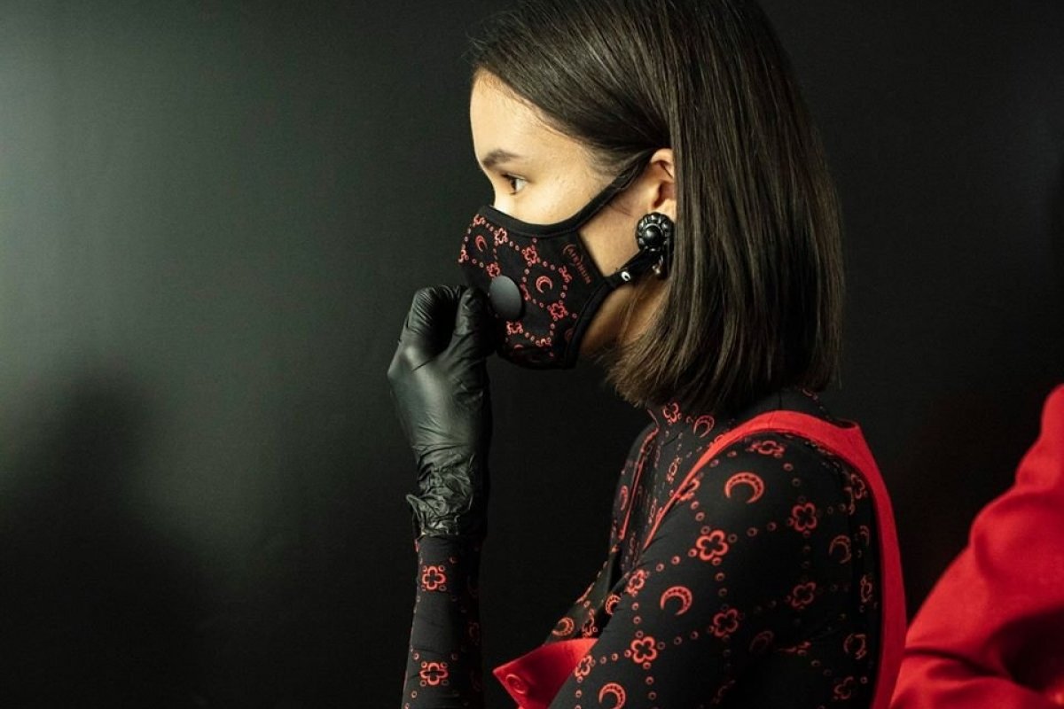 Chanel e outras grifes irão produzir uniformes médicos e máscaras 
