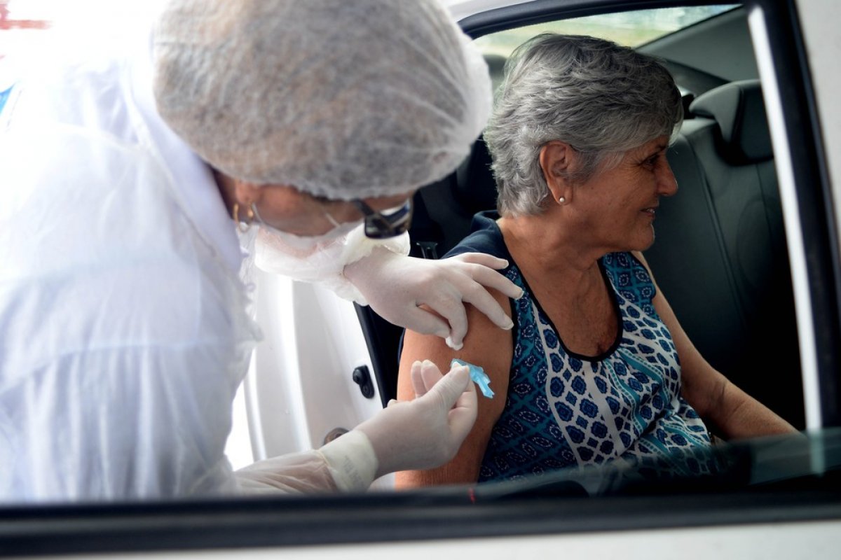 Vacinação contra gripe em Salvador imuniza mais de 250 mil pessoas em 10 dias, diz SMS