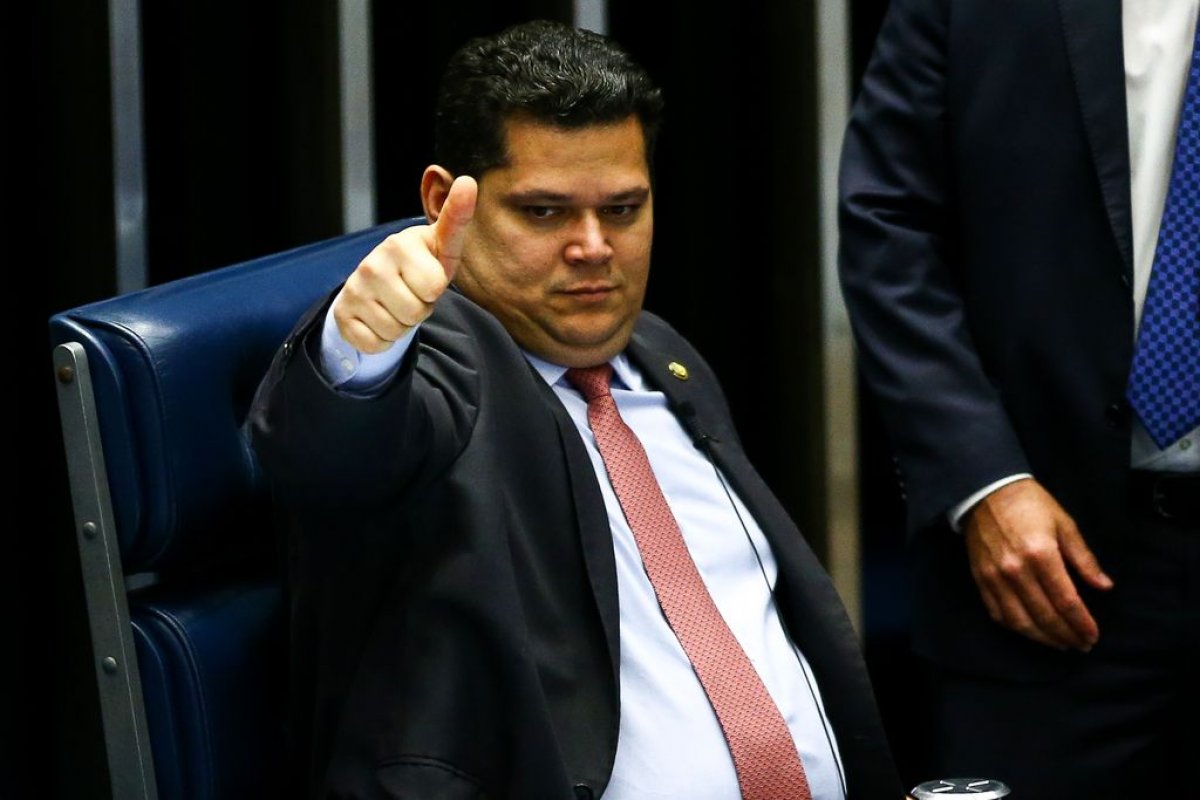 Após estar curado da Covid-19, Alcolumbre volta ao trabalho nesta sexta-feira