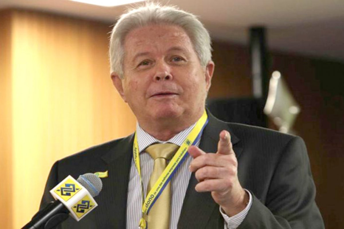 “Esmolas atenuam o problema, mas não o resolvem", afirma o presidente do BB