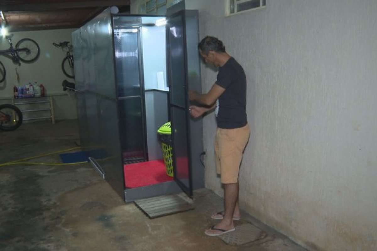Homem cria cabine de limpeza em casa para evitar contaminação da Covid-19