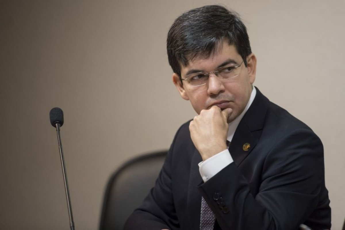 Senador quer que ministro do Turismo compareça ao Congresso para explicar prisão de assessor