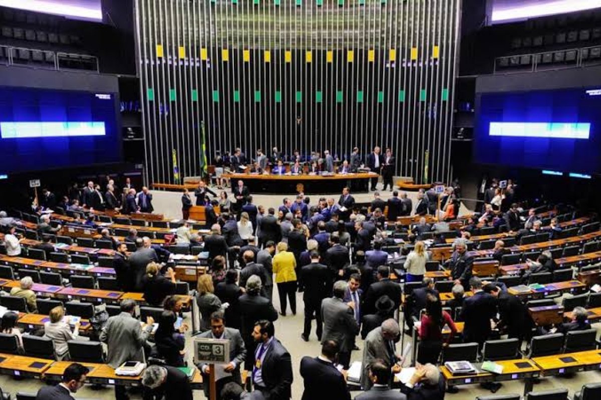 Aprovação de projeto permite que Estados e municípios fecheem a conta com rombo de R$ 30 bilhões