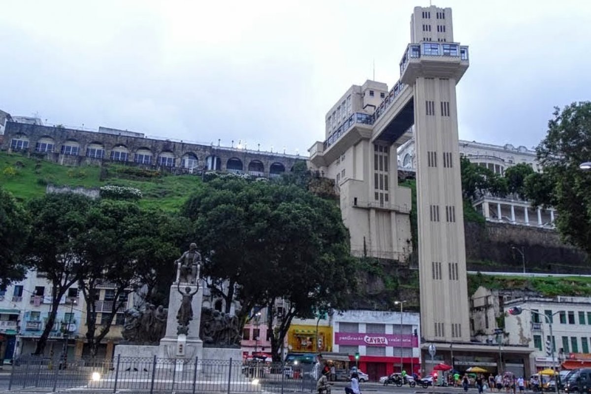 Adolescente suspeito de roubar turista chileno é apreendido com motocicleta adulterada na região do Elevador Lacerda