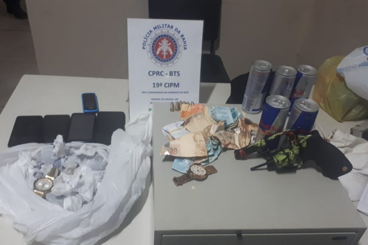 Dois homens são presos após tentar roubar uma farmácia na suburbana 