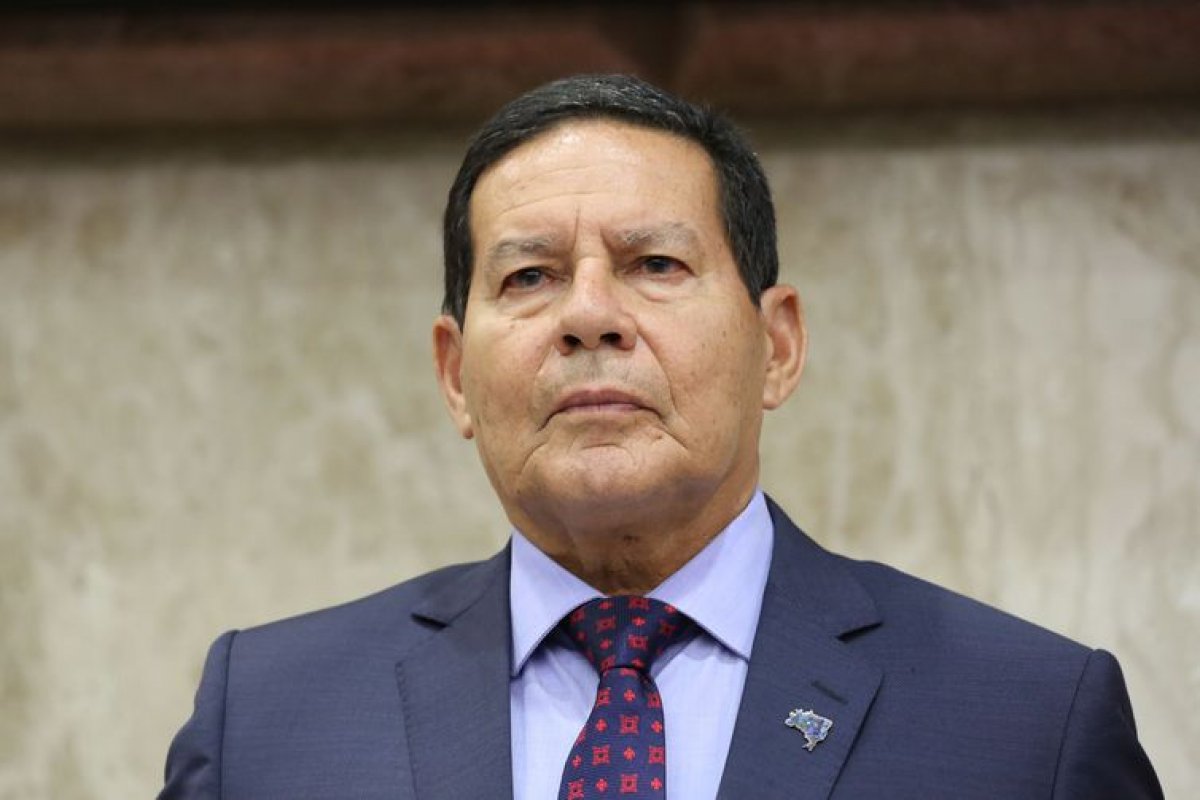 Ensino de educação moral e cívica está "no radar", diz Mourão