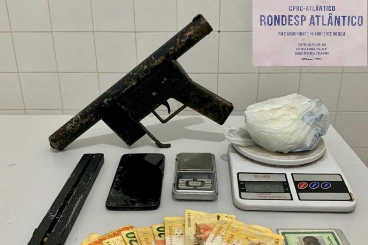 Líder do tráfico de drogas na Boca do Rio é preso com submetralhadora escondida